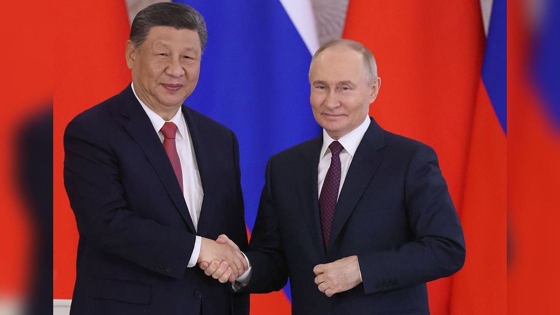 Рукопожатие Владимира Путина и Си Цзиньпина