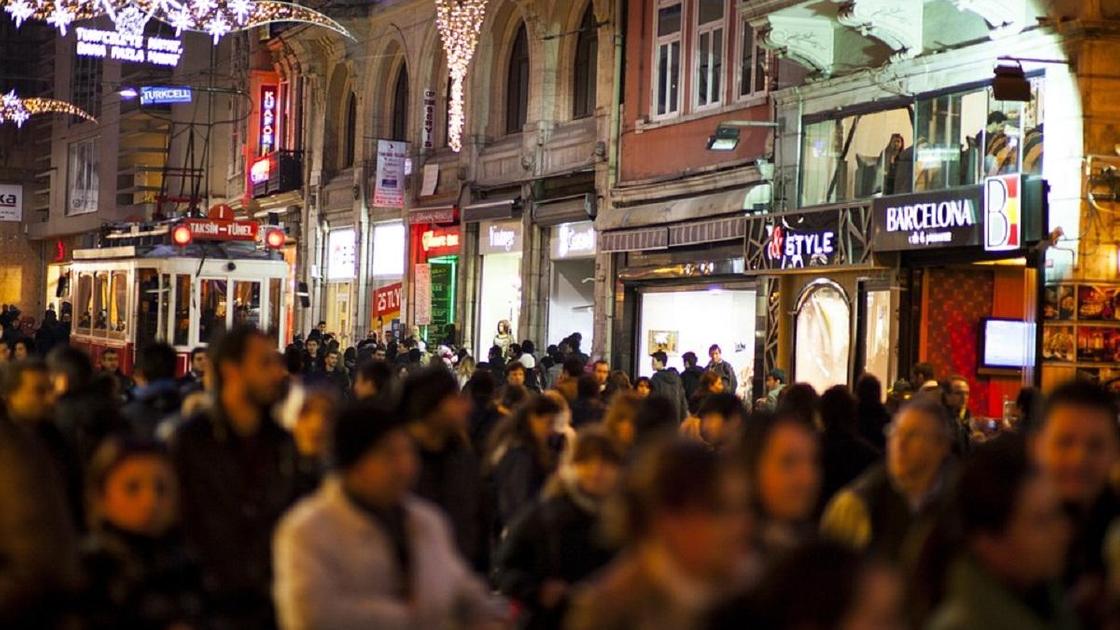Люди идут по улице в Стамбуле
