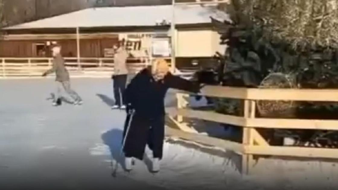 Бабушка катается на коньках