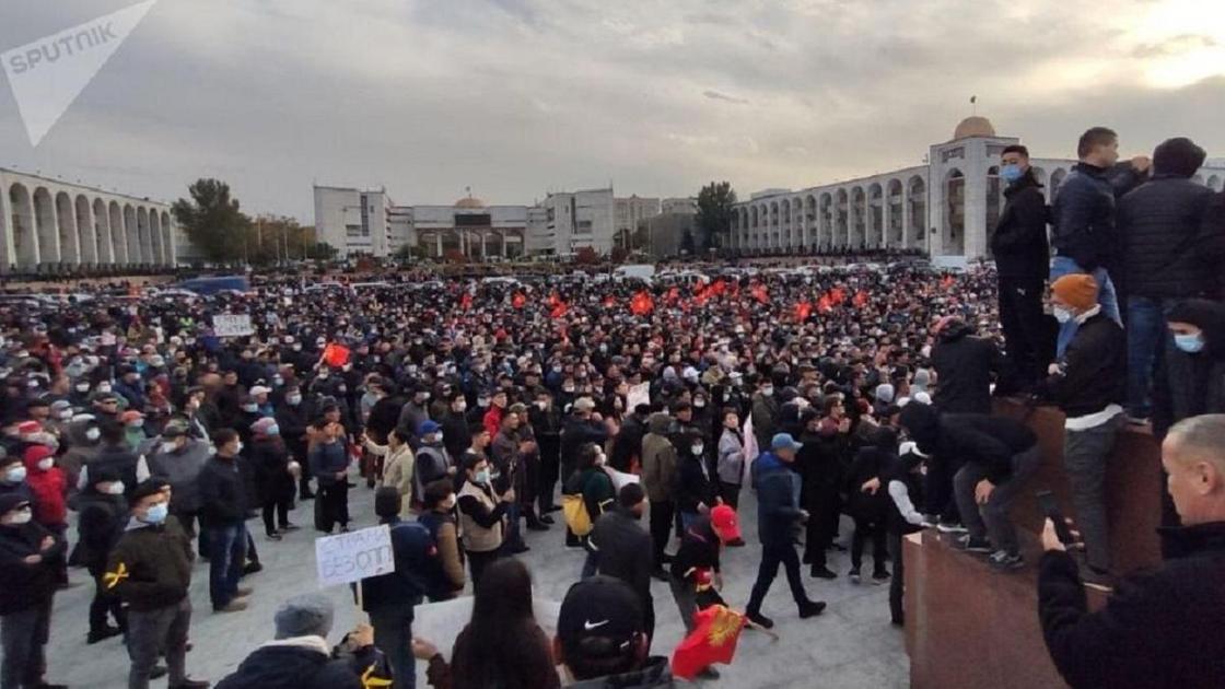 Митинг в Бишкеке на площади Ала-Тоо