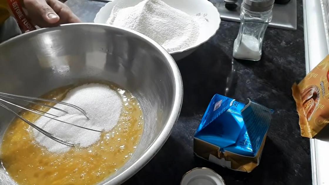 Добавление сахара в металлическую емкость для теста