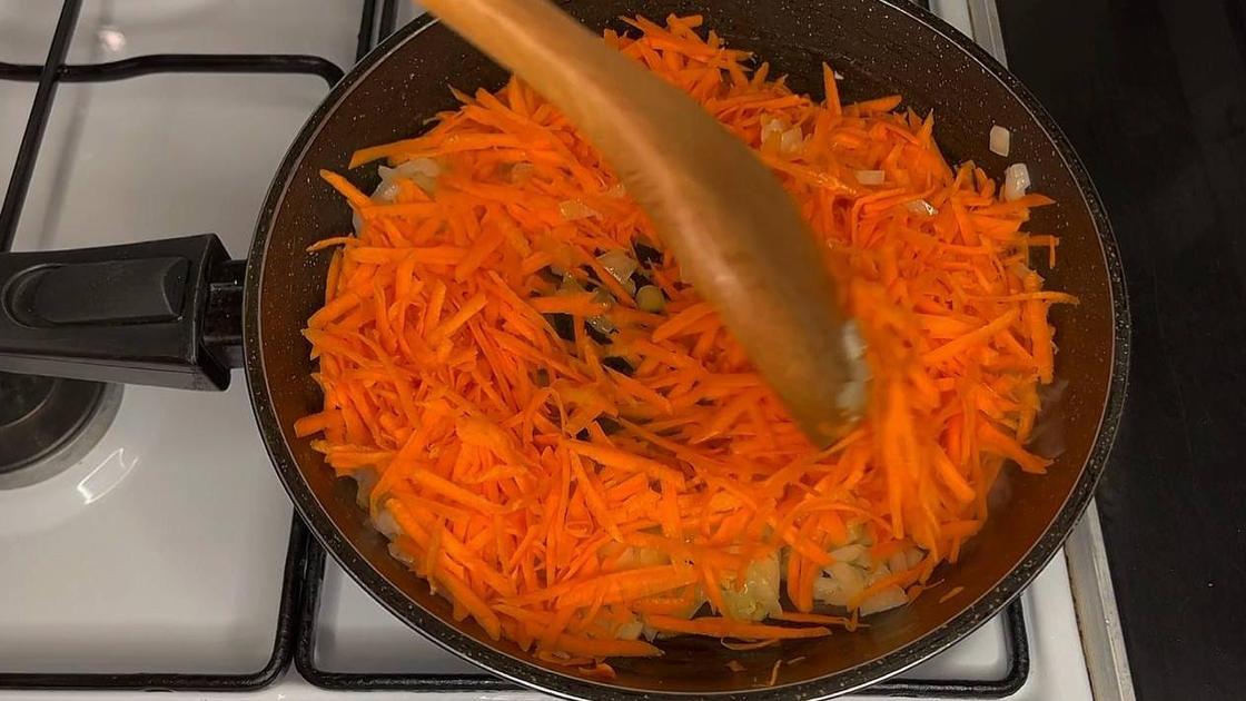 На сковороде обжаривают лук и морковь