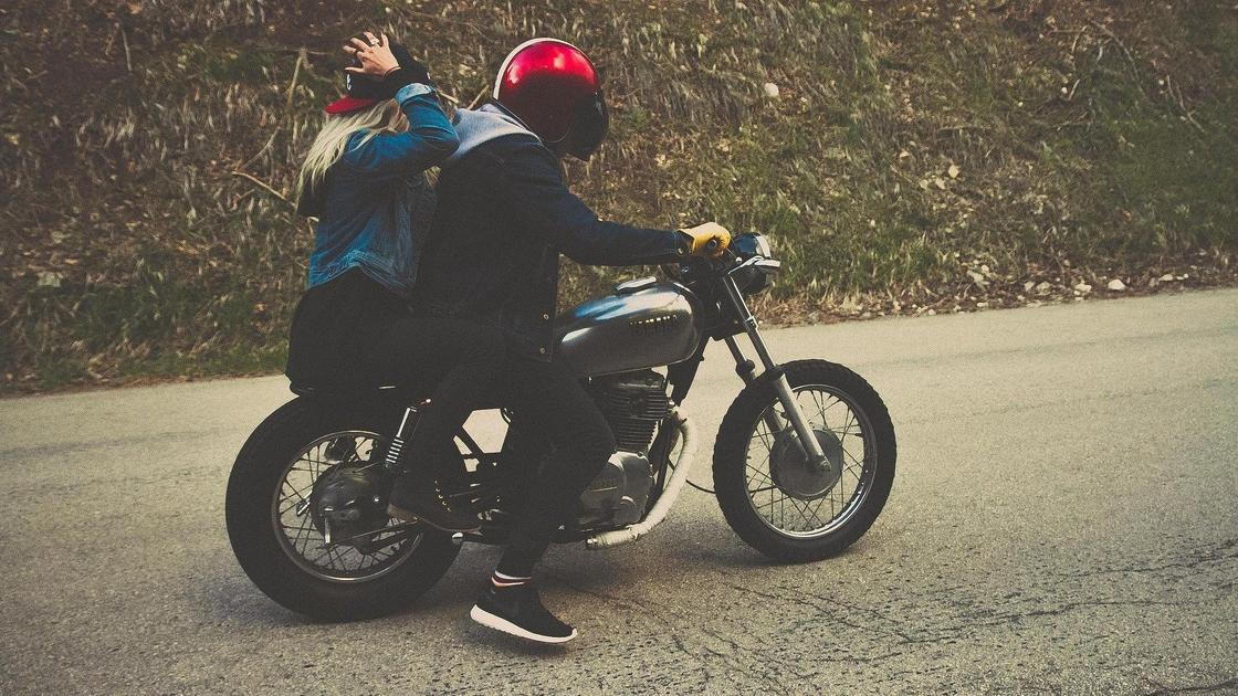 Парень и девушка на мотоцикле