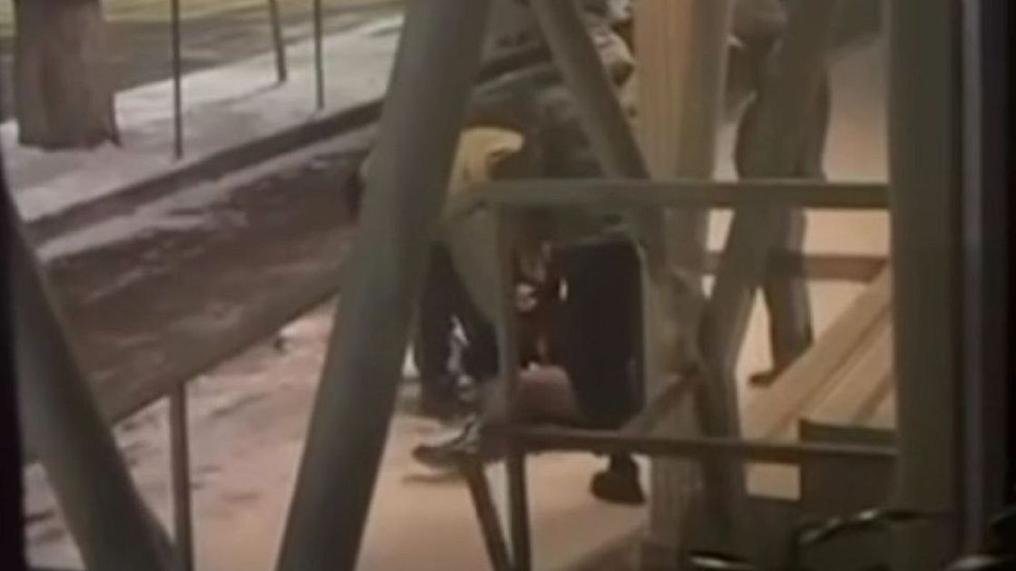 Мужчины оказывают помощь девушке