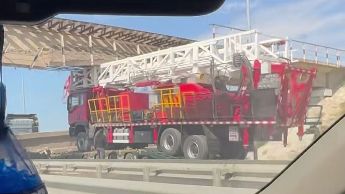 Грузовой автомобиль задел ж/д мост