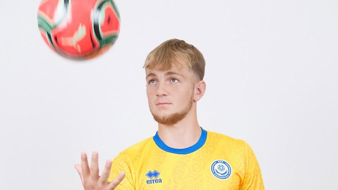 Казахстанский игрок в пляжный футбол Артур Деринг