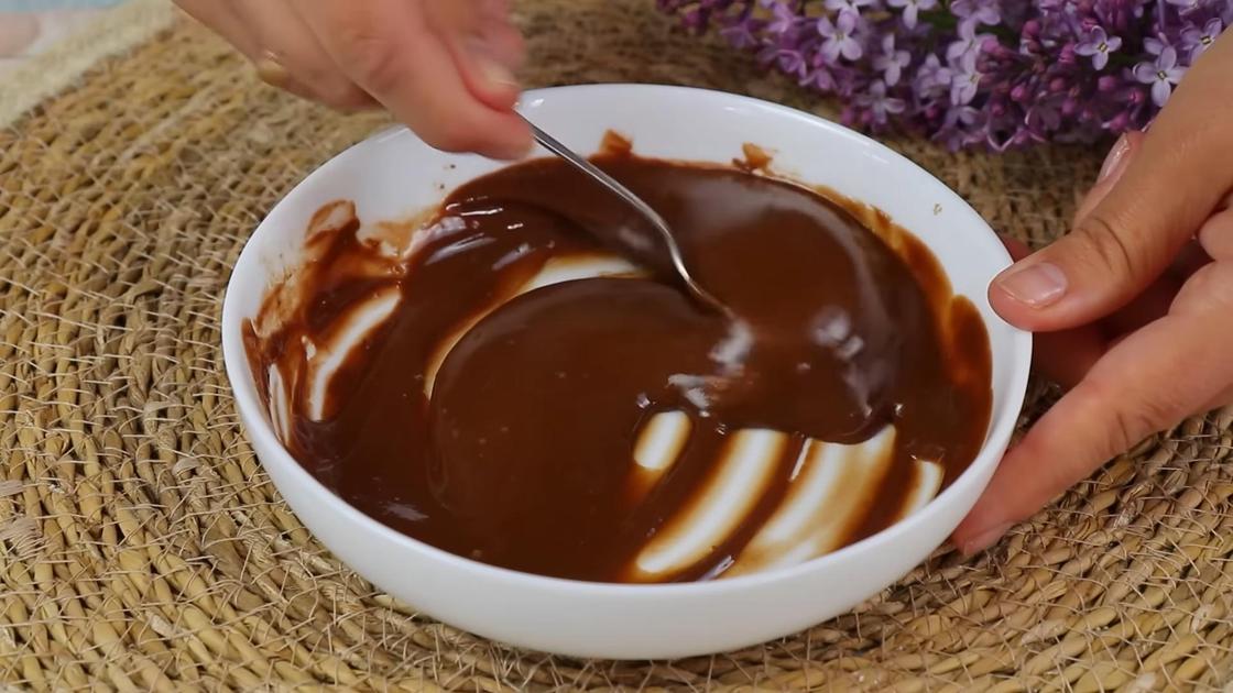 Перемешивание шоколадной глазури в пиале