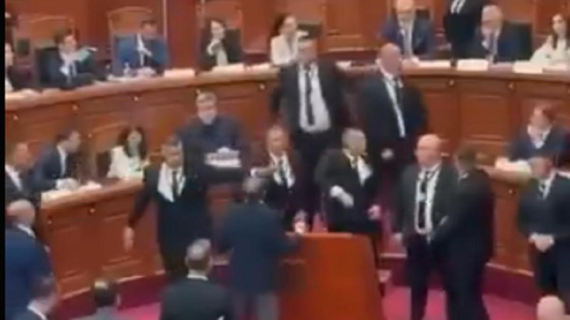 Конфликт в парламенте Албании