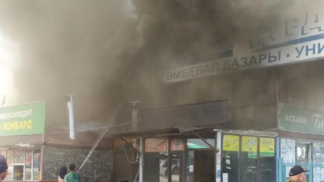 Дым на месте пожара на территории рынка "Алтын Орда"