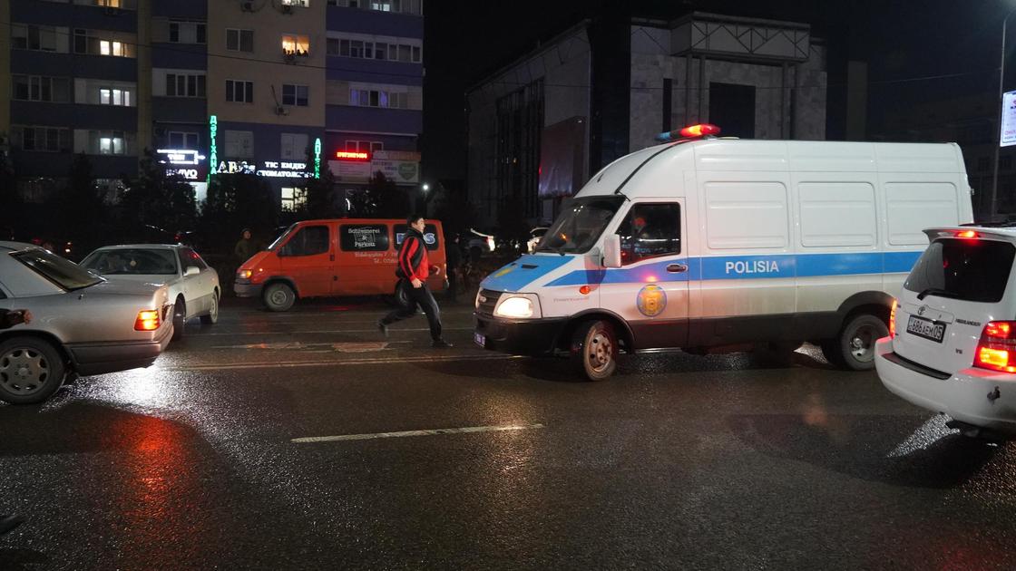 Полицейская машина во время беспорядков в Алматы