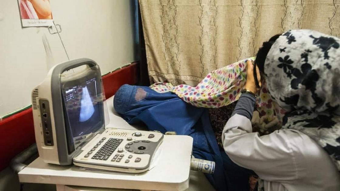 Женщина на приеме у врача в Афганистане