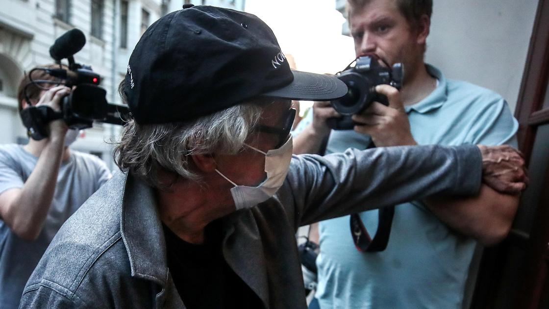 Ефремов в маске и кепке отодвигает фотографа от двери Ефремов в маске и кепке отодвигает фотографа от двери