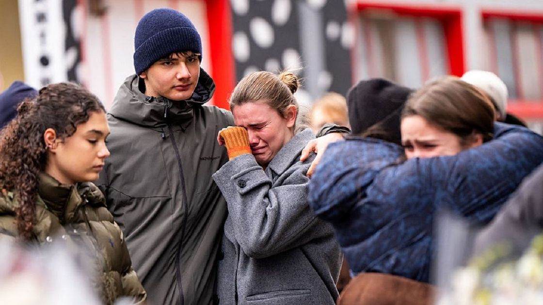 Люди у места трагедии