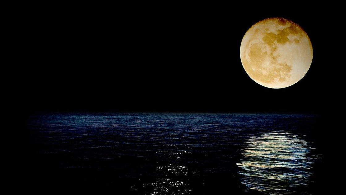 Луна отражается на морской глади Луна отражается на морской глади