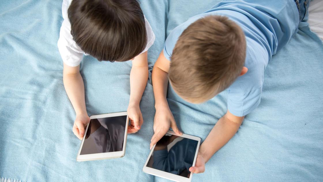Дети смотрят в планшеты