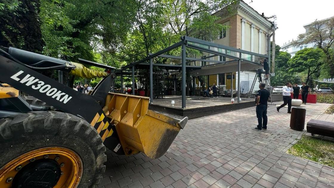 Летняя терраса ресторана в Алматы Летняя терраса ресторана в Алматы