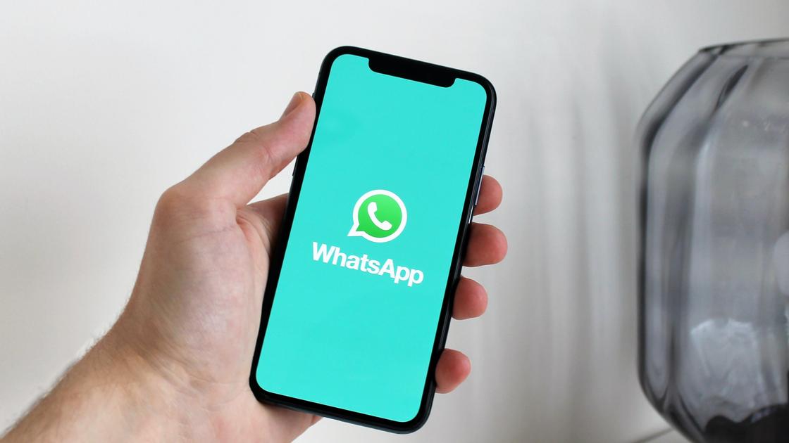 Смартфон в руках Смартфон в руках
