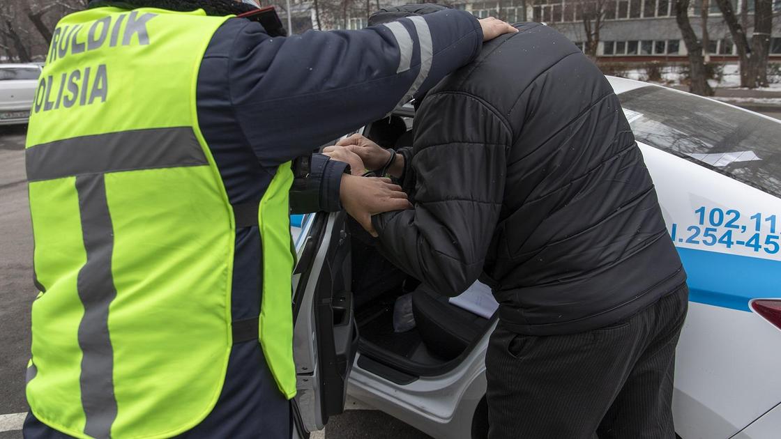 Мужчину задержали на улице Мужчину задержали на улице