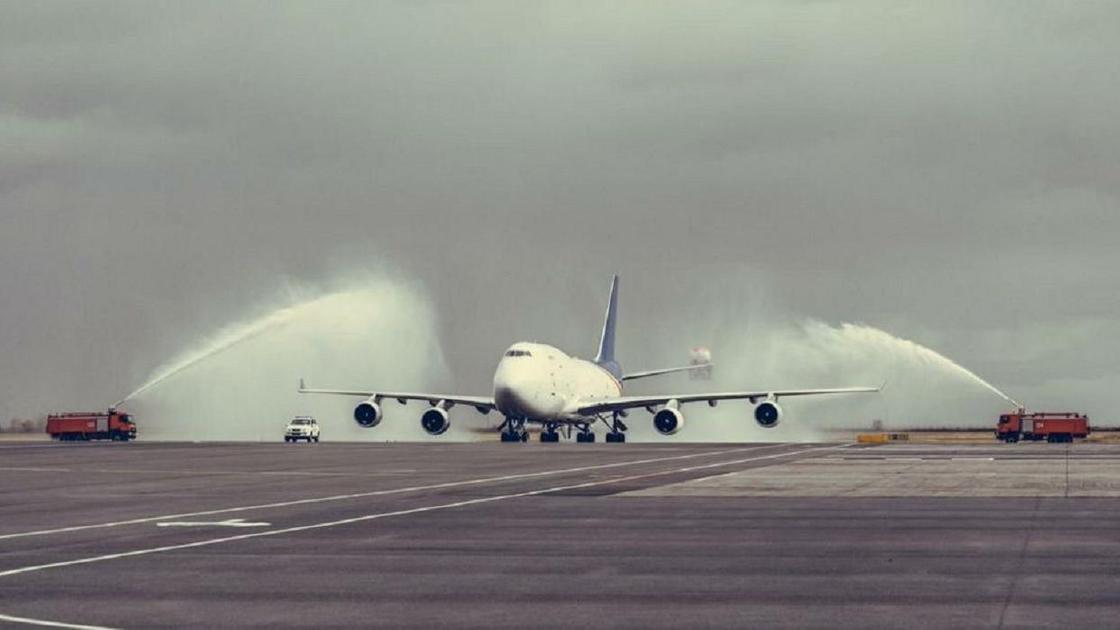 Грузовой самолет едет по взлетной полосе в аэропорту Нур-Султана