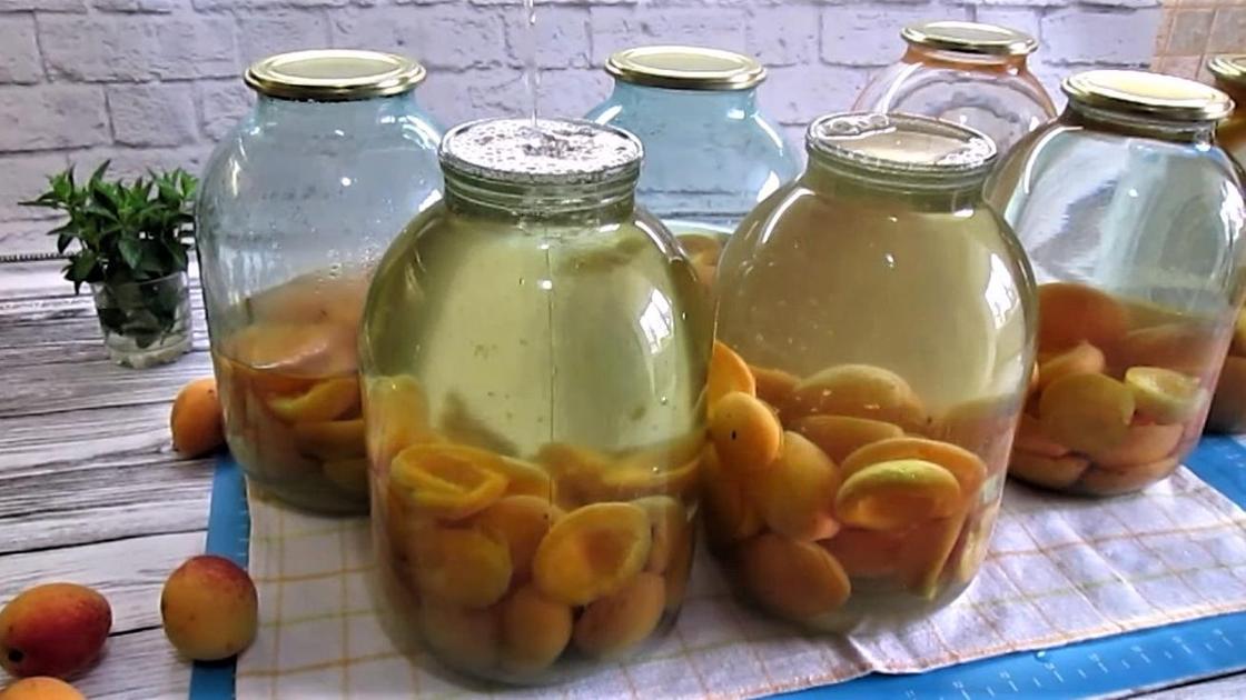 Заливка сиропом банок с абрикосами