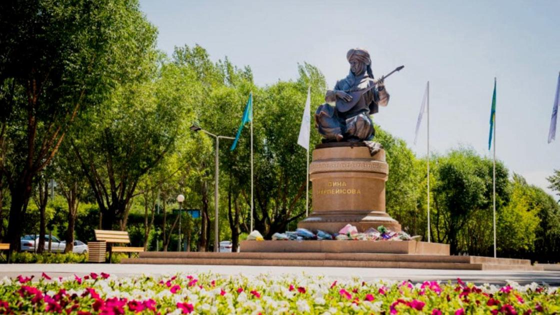 Памятник Дине Нурпеисовой