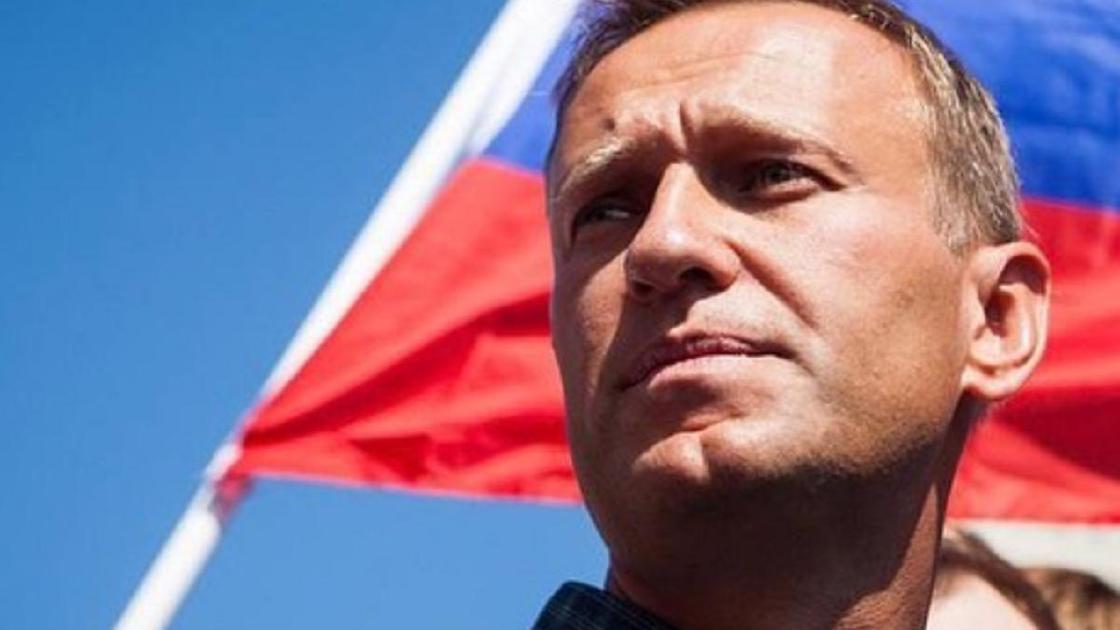 Алексей Навальный на фоне российского флага
