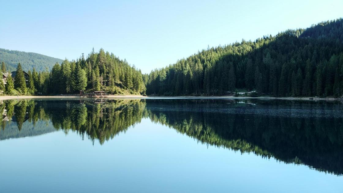 Озеро в обрамлении лесов