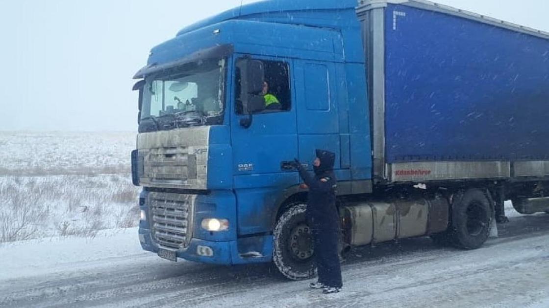 Грузовики застряли на трассе Грузовики застряли на трассе