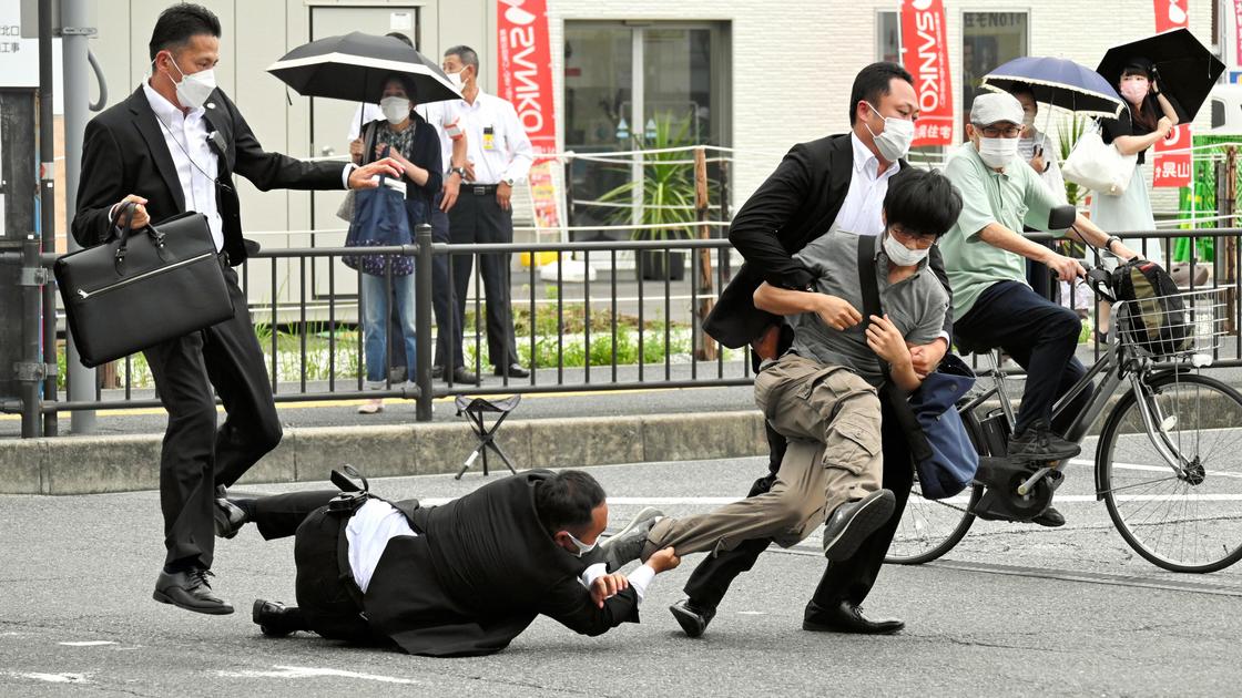 Задержание стрелявшего в экс-премьера Синдзо Абэ