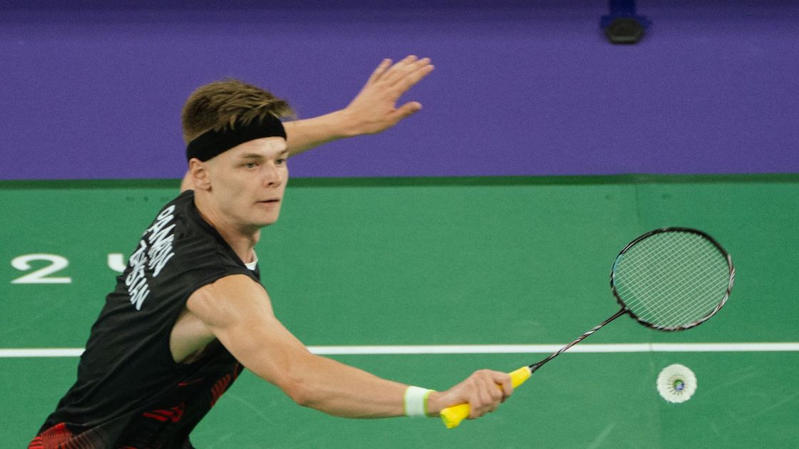 Казахстанский бадминтонист Дмитрий Панарин