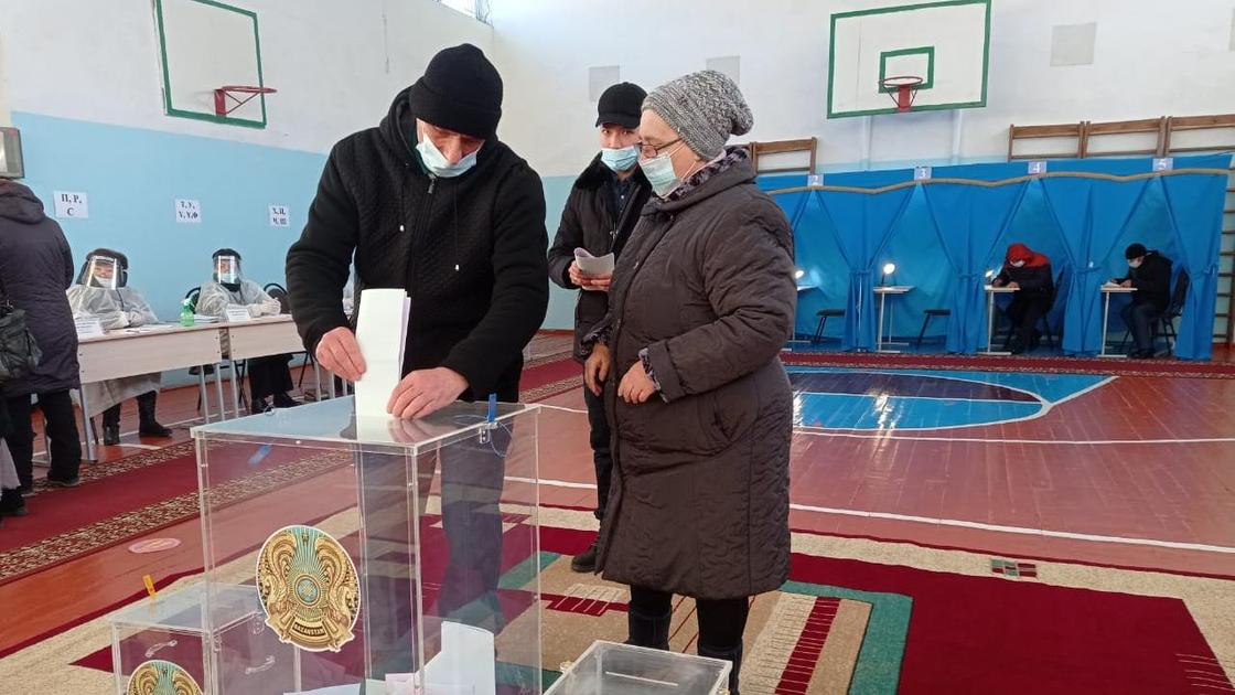 Казахстанцы голосуют на выборах
