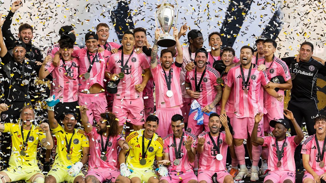 Футболисты "Интер Майами" с Кубком MLS