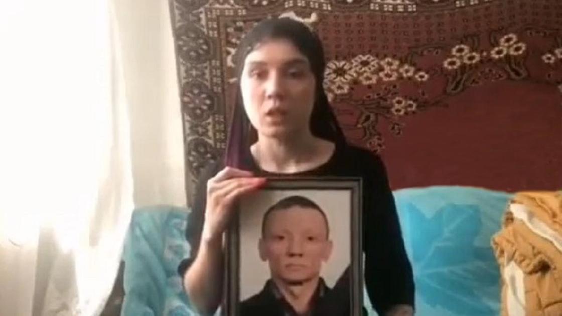 Девушка с портретом погибшего в ДТП