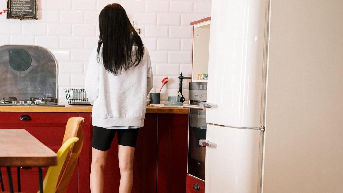 Девушка стоит на кухне