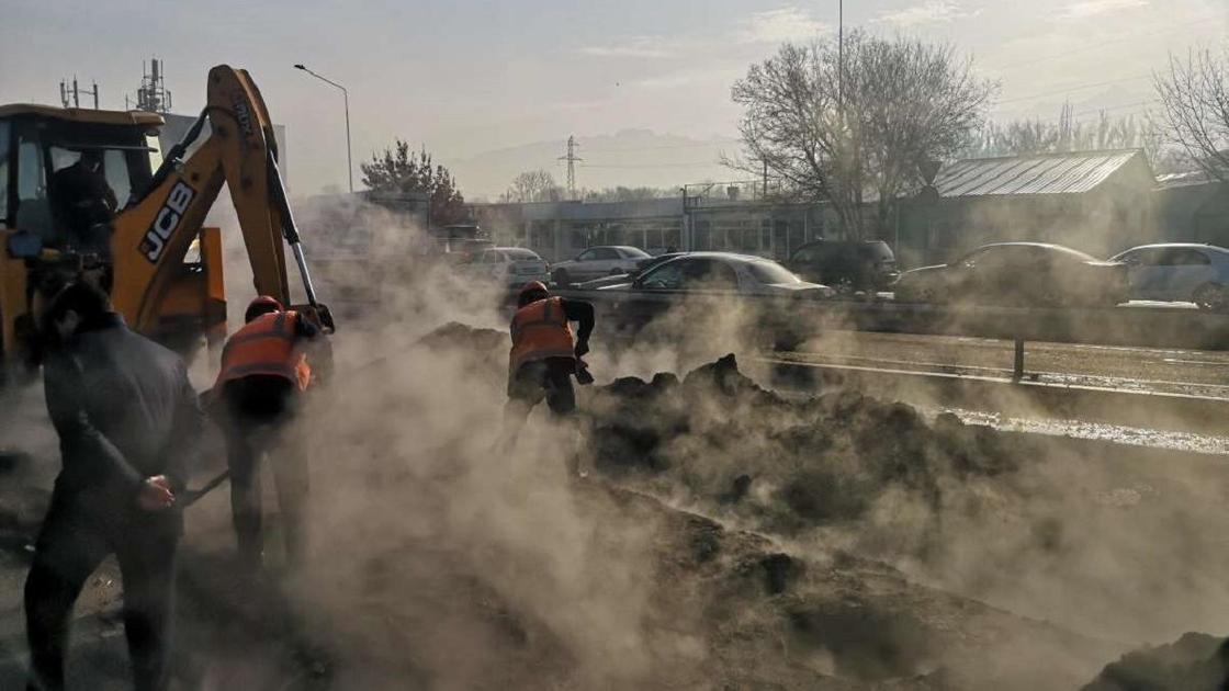 Прорыв теплотрассы в Алматы