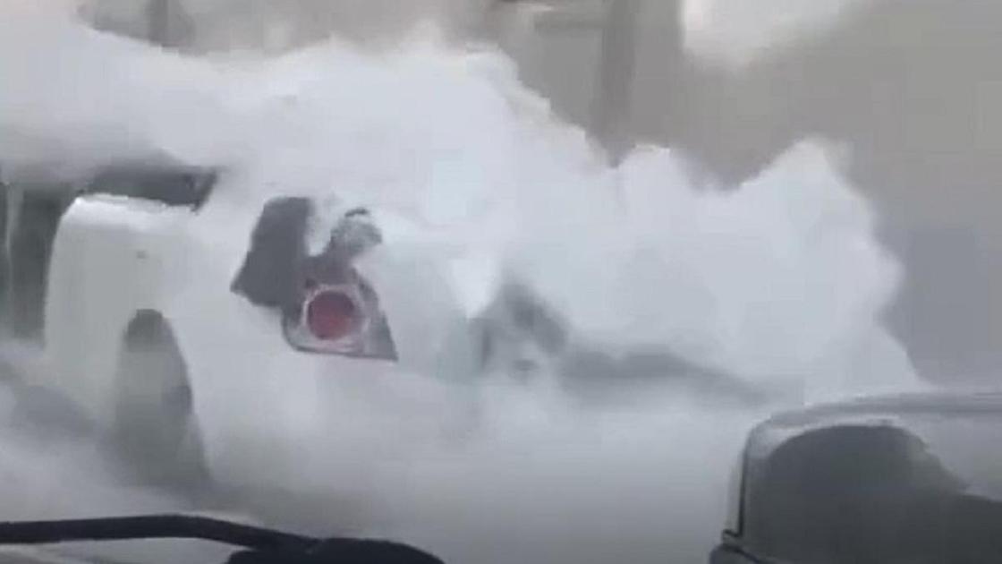Обрушение снега на авто в Павлодаре