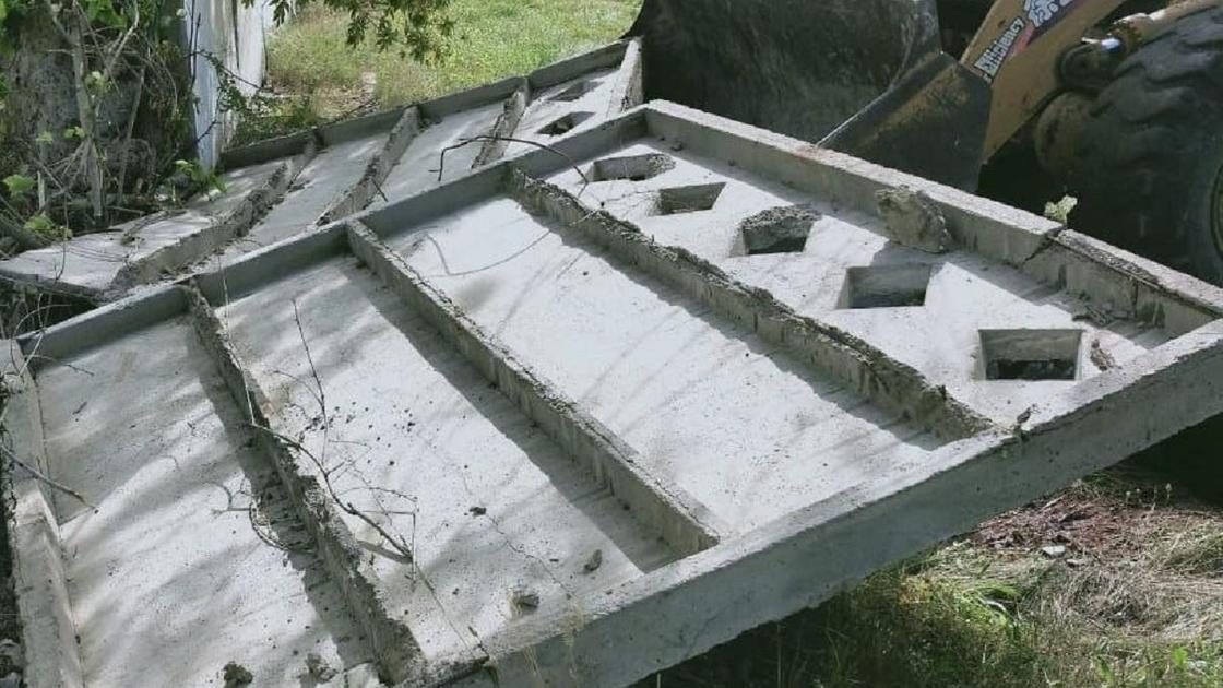Упавшая бетонная плита в Павлодарской области