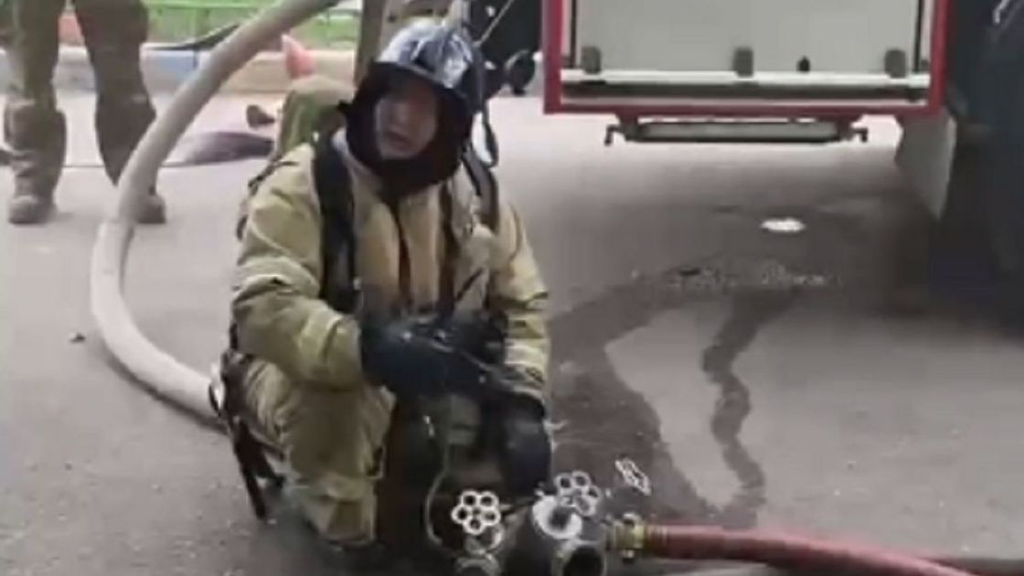 Спасатели на месте пожара