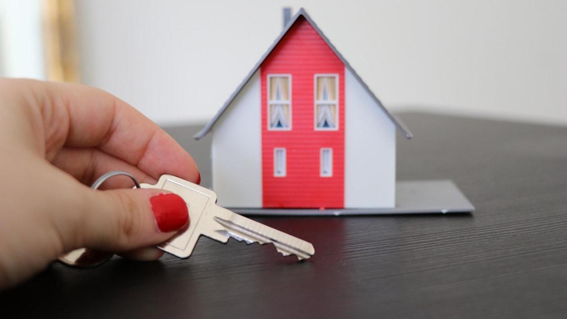 игрушечный домик и рука с ключом Аренда дома