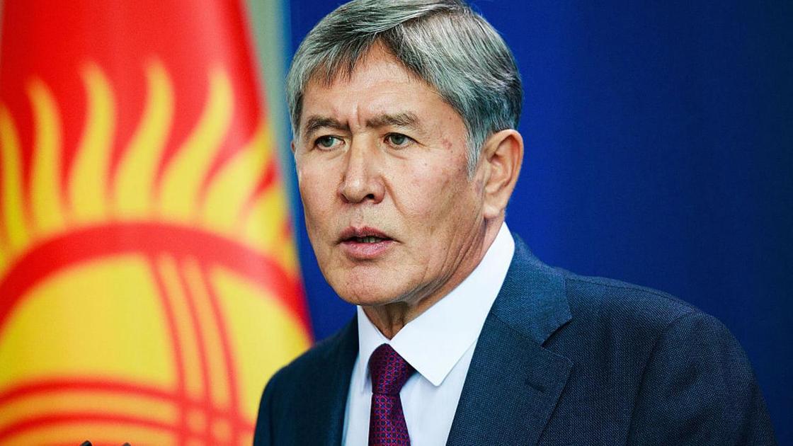 Алмазбек Атамбаев на фоне флага Кыргызстана