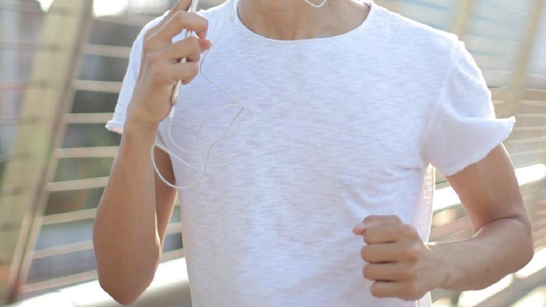 Мужчина бежит по дороге