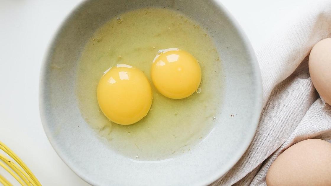 Сырые яйца в миске