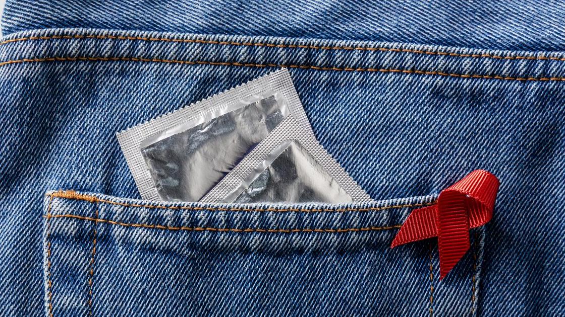 Презерватиты в кармане джинс и красная лента