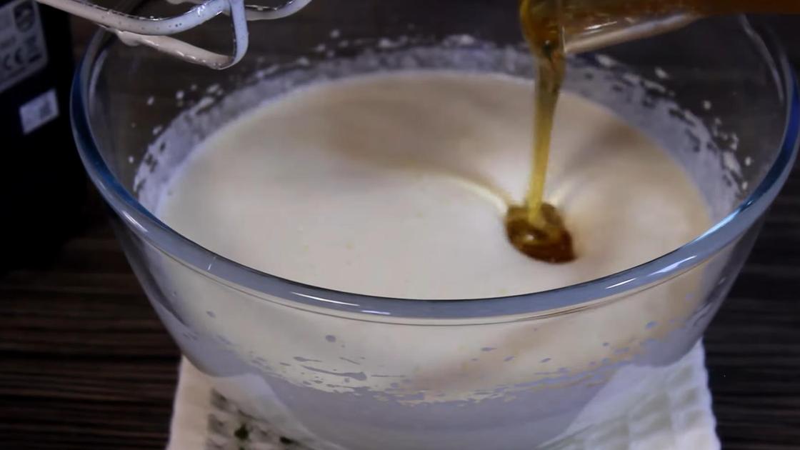 В миску с тестом добавляют мед и кефир