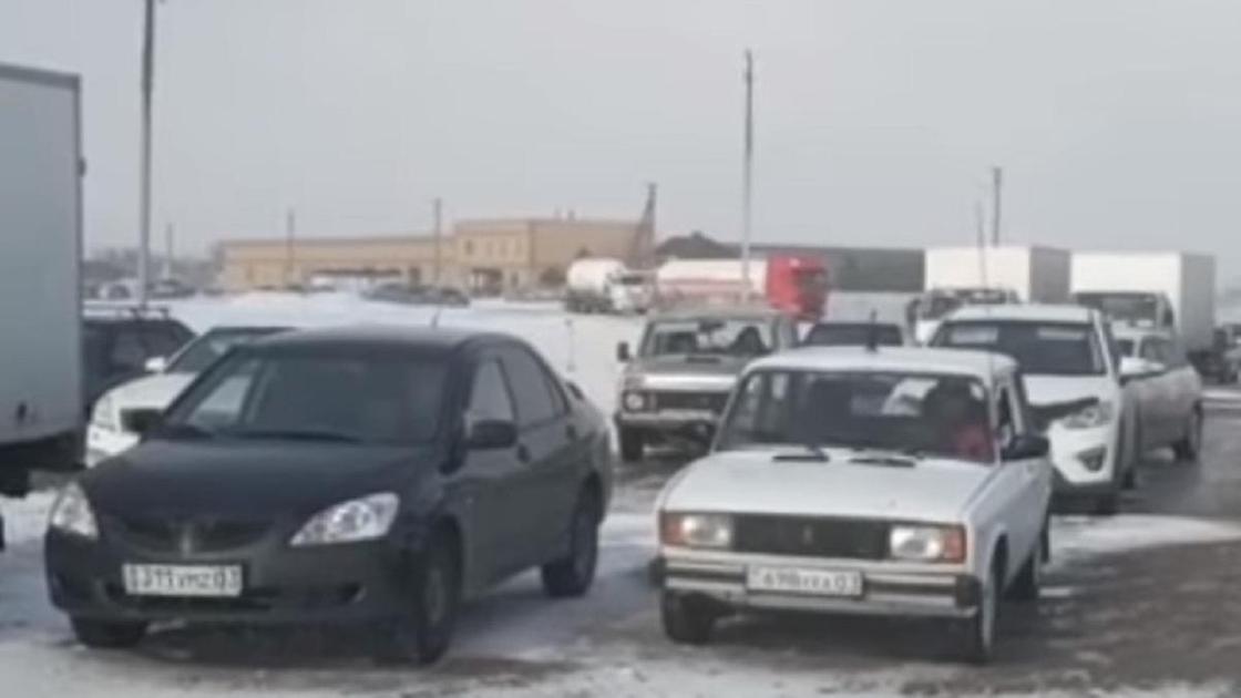 Машины застряли на дороге в Акмолинской области