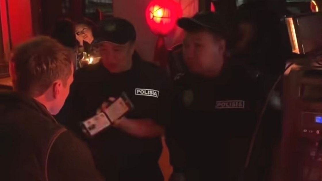 Полицейские в заведении