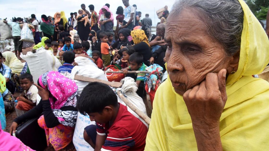 Мусульмане-рохинджа направляются в Бангладеш