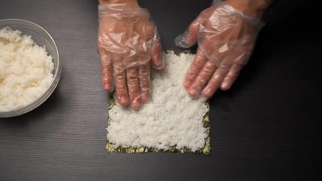 Рис выложен на нори