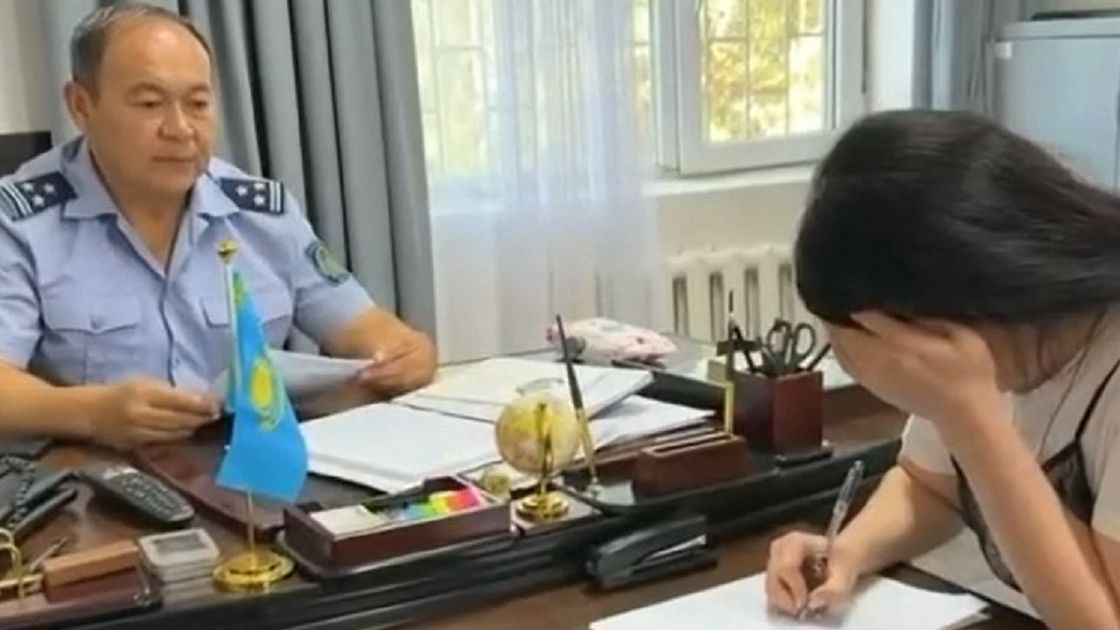 Девушка в полиции