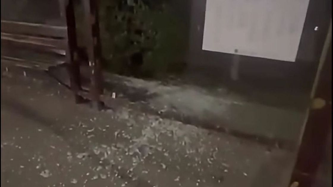 Разбитое стекло на остановке